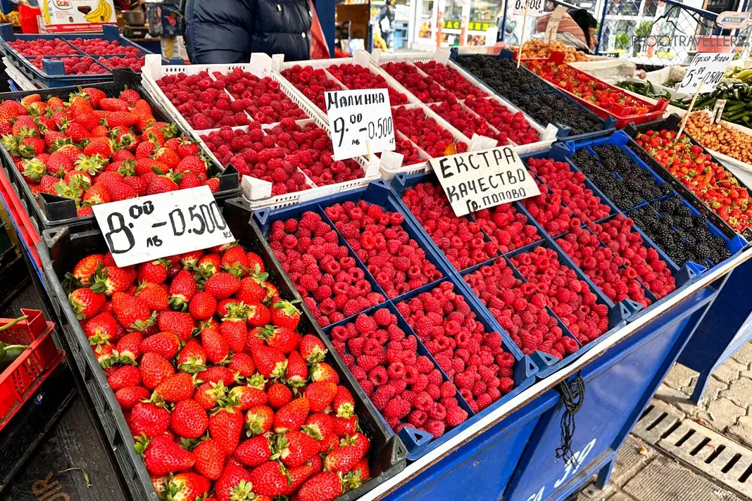 Erdbeeren und Himbeeren auf dem Frauenmarkt in Sofia