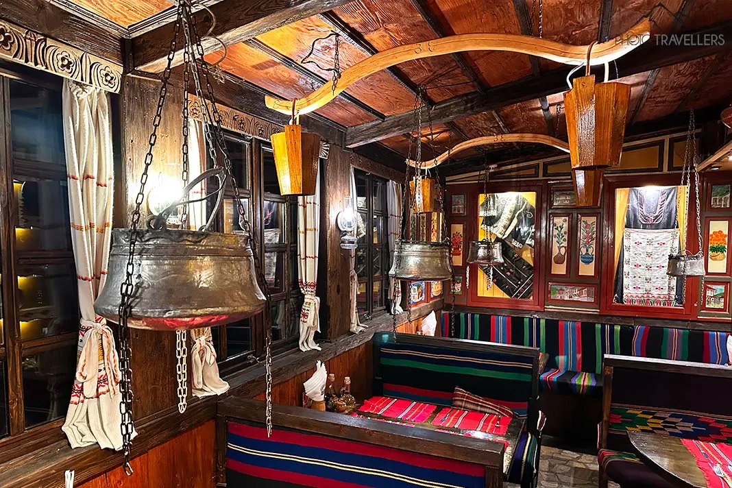Die bunte Einrichtung im Restaurant Hadjidraganov's Keller in Sofia
