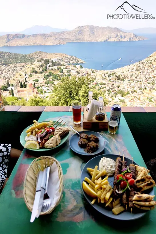 Griechische Fleischgerichte sind auf einer Terrasse angerichtet