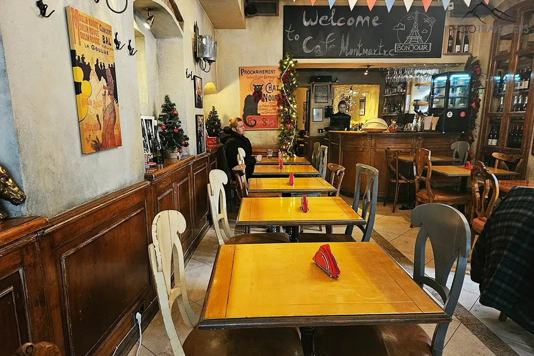 Tischreihe mit Gast in einem Café
