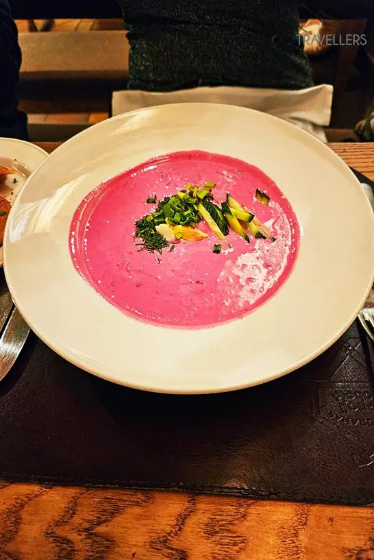 Ein Teller voller litauischer Rote-Bete-Suppe