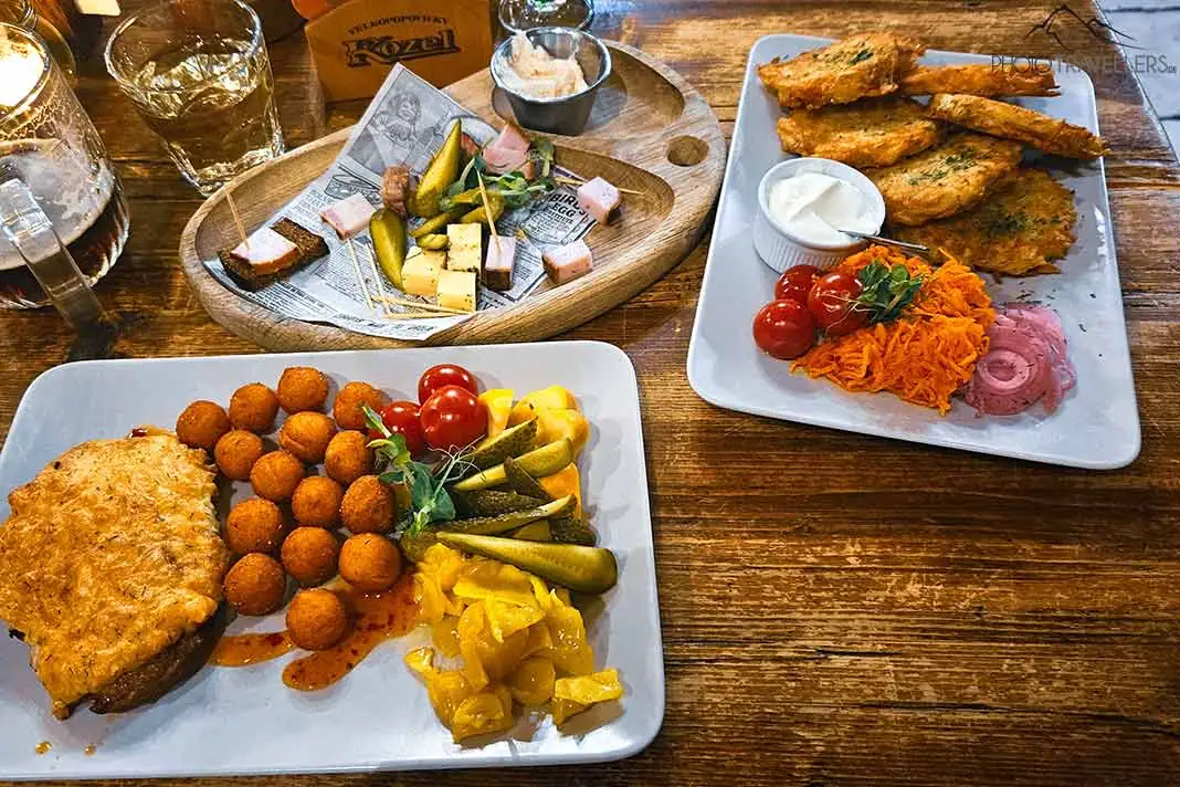 Drei Teller mit unterschiedlichen Speisen stehen auf einem Tisch