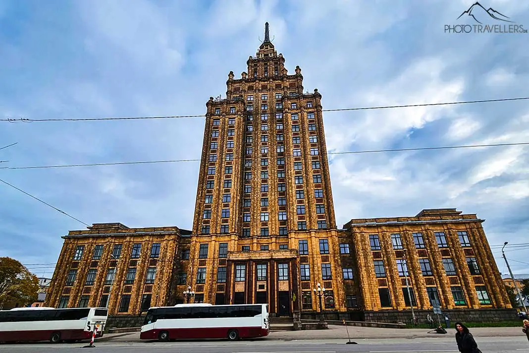 Der Turm der Lettischen Akademie der Wissenschaften überragt die Nebengebäude deutlich