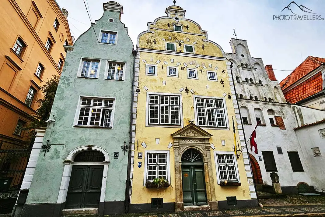 Dicht aneinandergereihtes Häuserensemble namens "Drei Brüder" in Riga