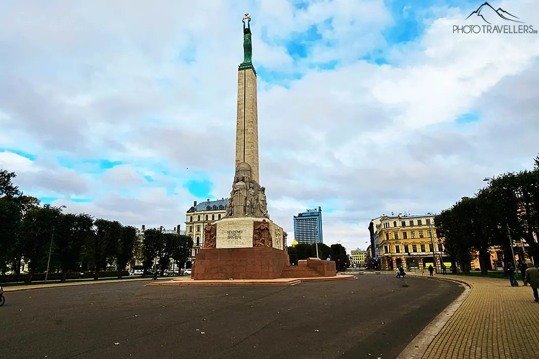 Das Rigaer Freiheitsdenkmal besteht überwiegend aus einer schmalen , hohen Granitsäule