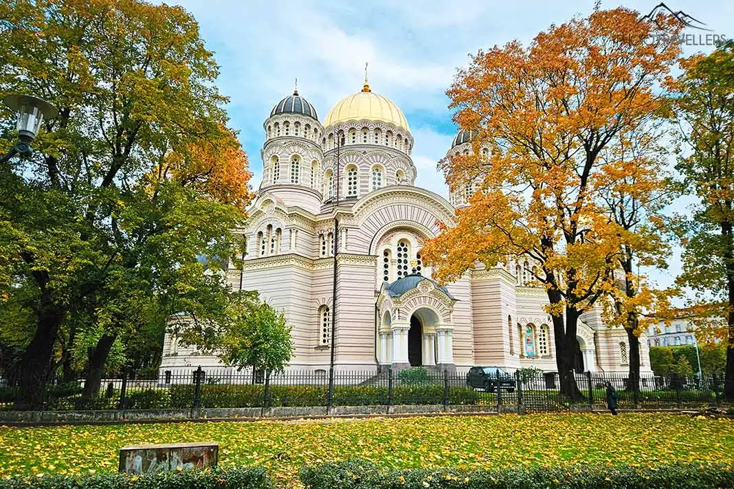 Inmitten eines Parks steht die russisch-orthodoxe Geburtskathedrale mit ihrer goldenen Kuppel in Riga