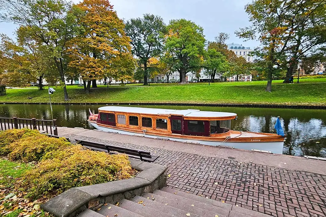 Kleiner Kahn auf einem Wasserkanal im Park in Riga