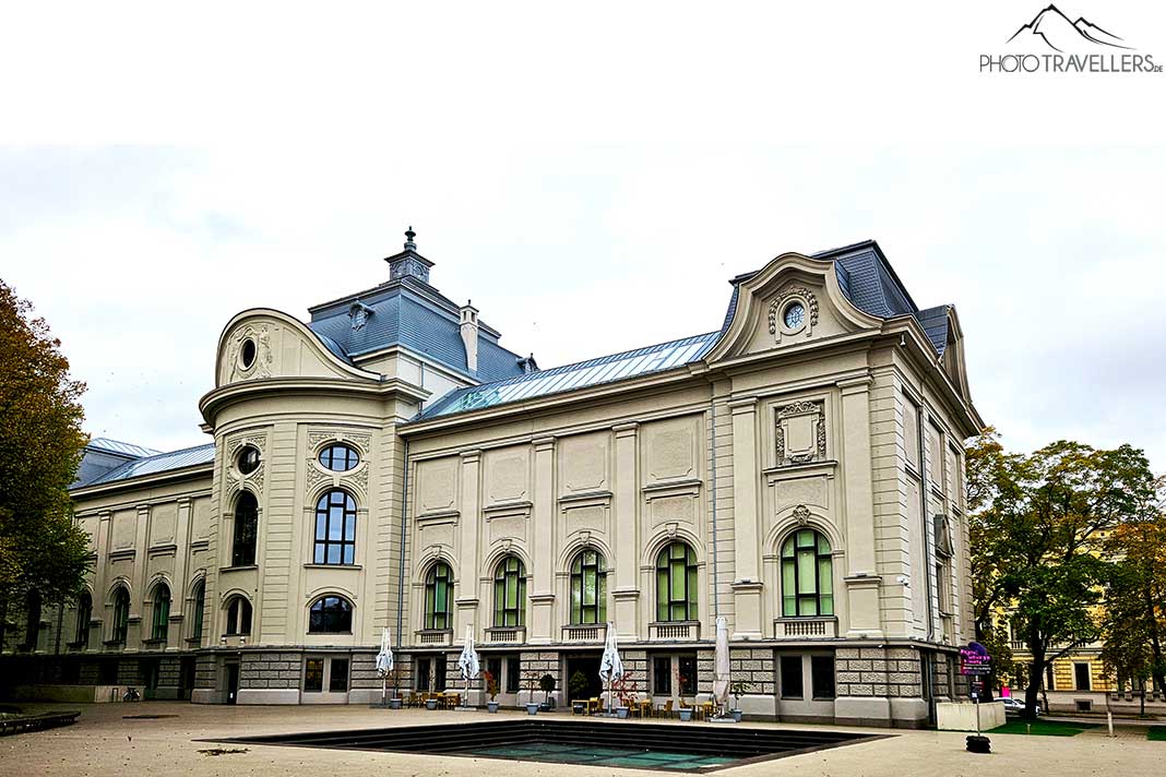 Das renovierte Lettische Nationale Kunstmuseum hat eine helle Fassade mit hohen Fenstern