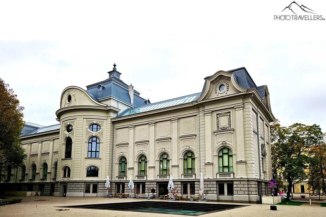 Das renovierte Lettische Nationale Kunstmuseum hat eine helle Fassade mit hohen Fenstern