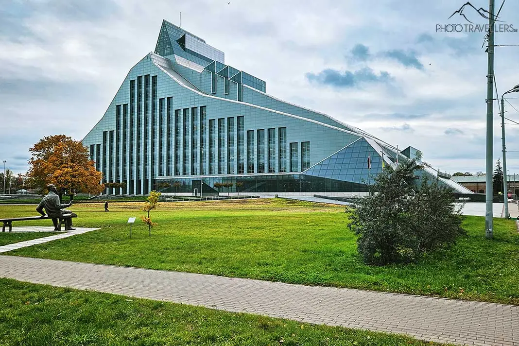 Die riesige, wellenförmige Nationalbibliothek in Riga mit zugehöriger Parkanlage