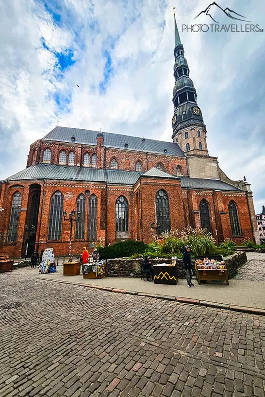 Die aus rotem Backstein gemauerte Petrikirche und der gepflasterte Vorplatz