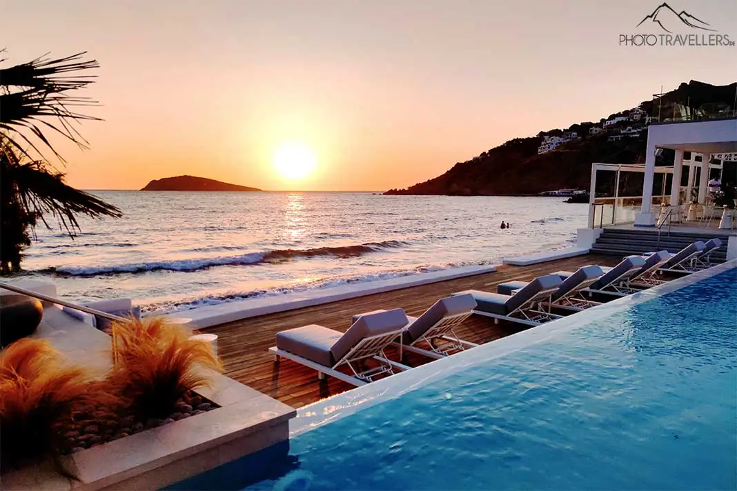 Liegestühle und Pool des Kantouni Beach Boutique Hotels zum Sonnenuntergang