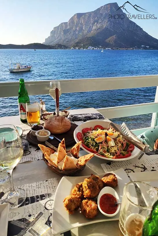 Teller mit griechischem Essen an einer Strandtaverne in Myrties