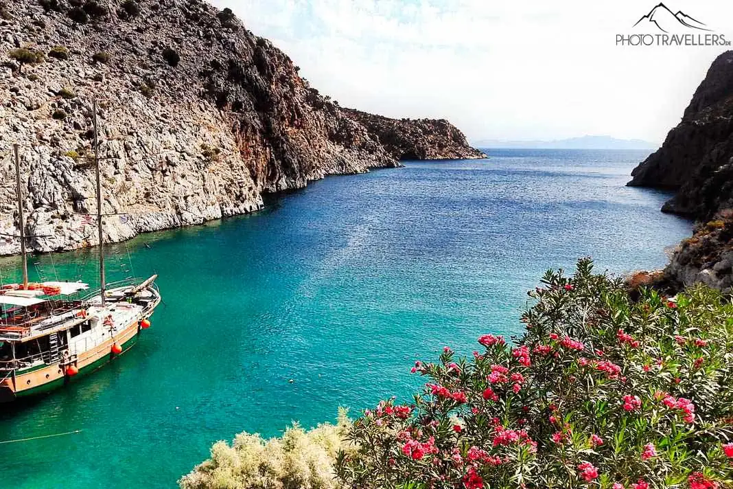 Ein Ausflugsboot ankert in der türkisblauen Bucht von Vathy