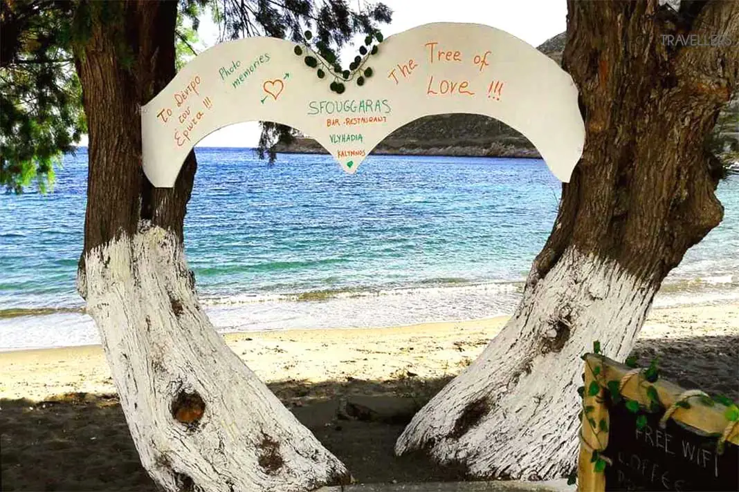 Eine zu einem Herz geformte Holztafel am Strand von Vlychadia