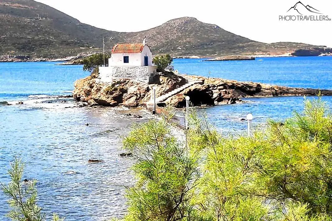 Die Kapelle Agios Isidoros ist über einen Steg im Meer zu erreichen