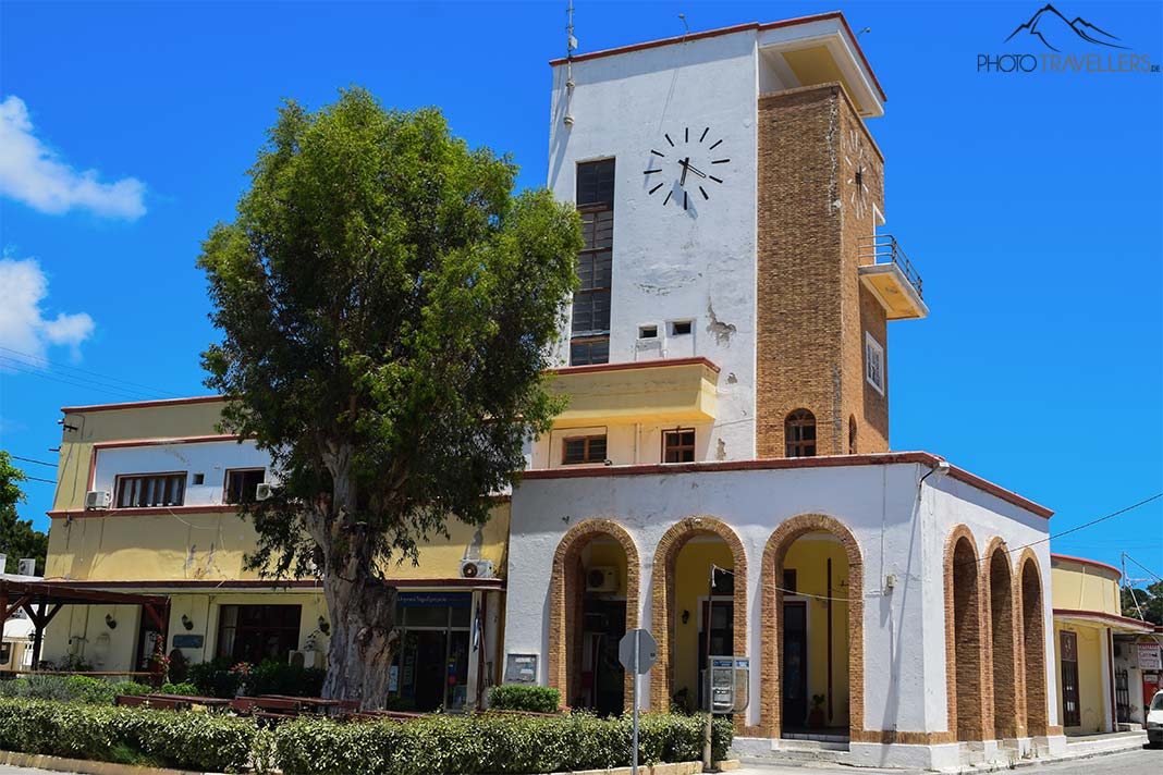 Ein flaches Gebäude mit Rundbögen nebst Hochhaus zeugen von der italienischen Besatzung von Lakki