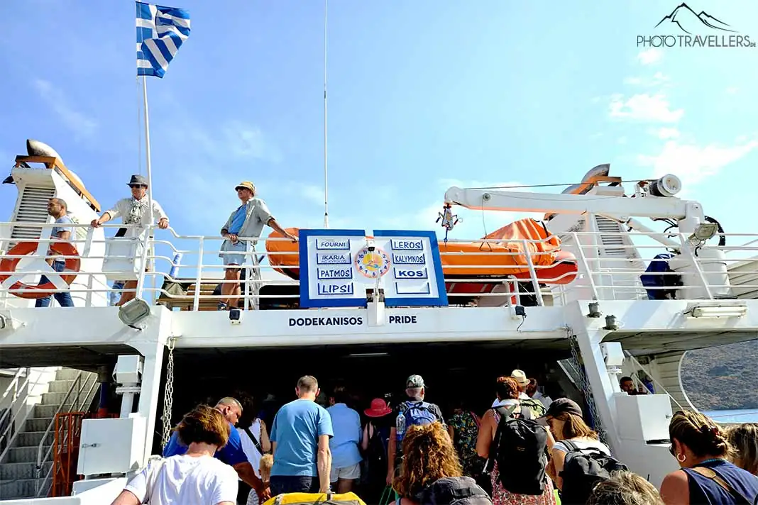 Viele Menschen gehen an Bord einer griechischen Fähre