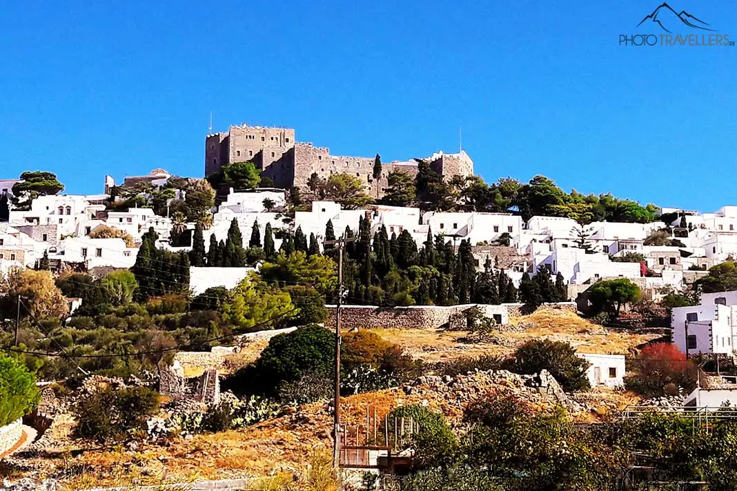 Die mächtigen Steinmauern des Johanneskloster thronen hoch über Patmos