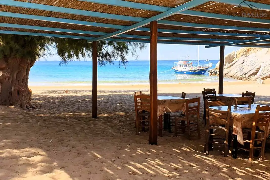 Leere Tische stehen in einer Strandtaverne in der Bucht von Psili Ammos
