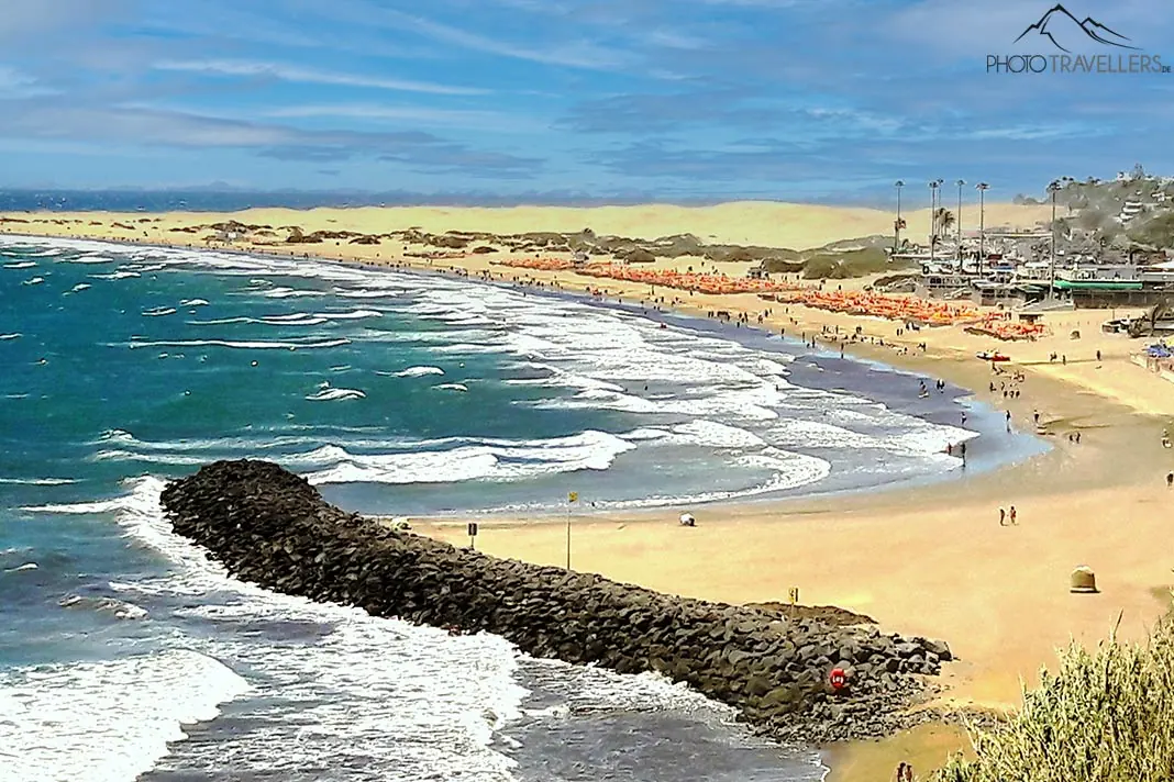 Wellenbrecher aus Stein schützen die weitläufige Sandbucht von Playa del Ingles 