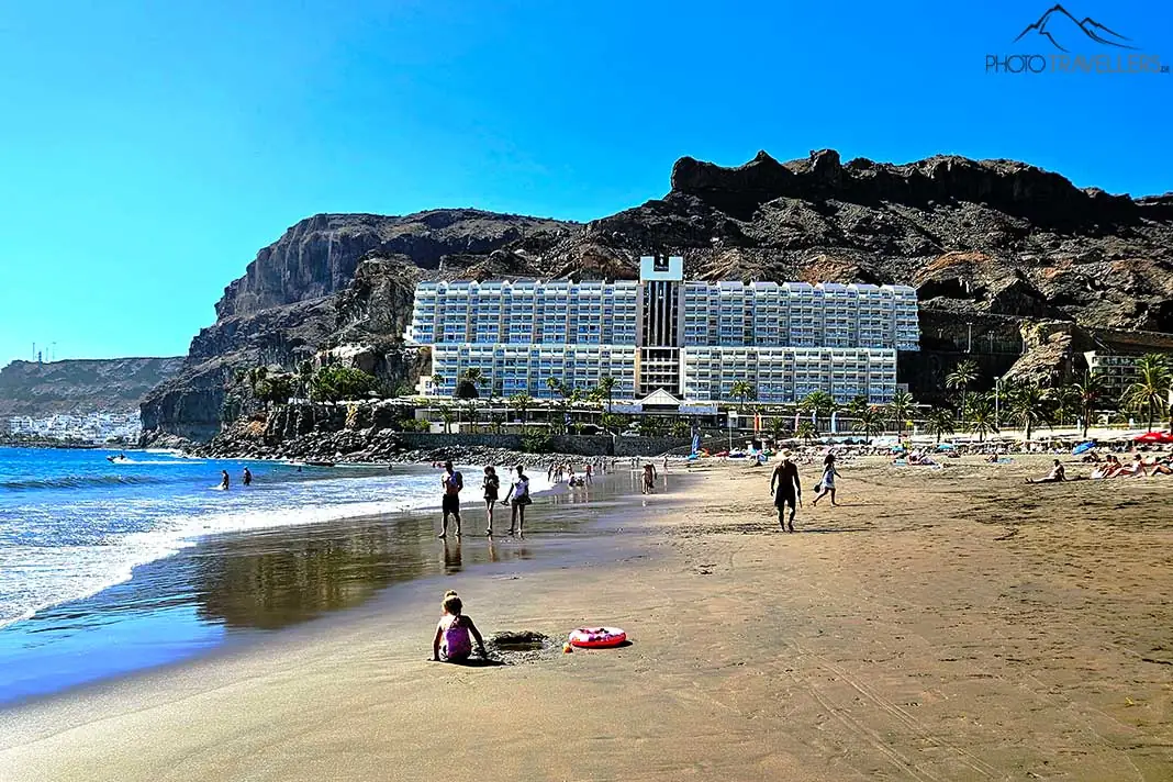 Am breiten Sandstrand von Playa Taurito findest du in den Fels gebaute Hotelanlagen