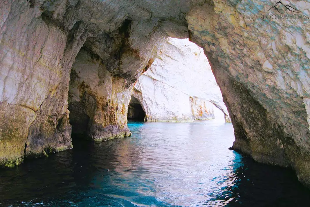 Die Blauen Grotten bestehen aus einem Labyrinth von Höhlen aus Kalkstein