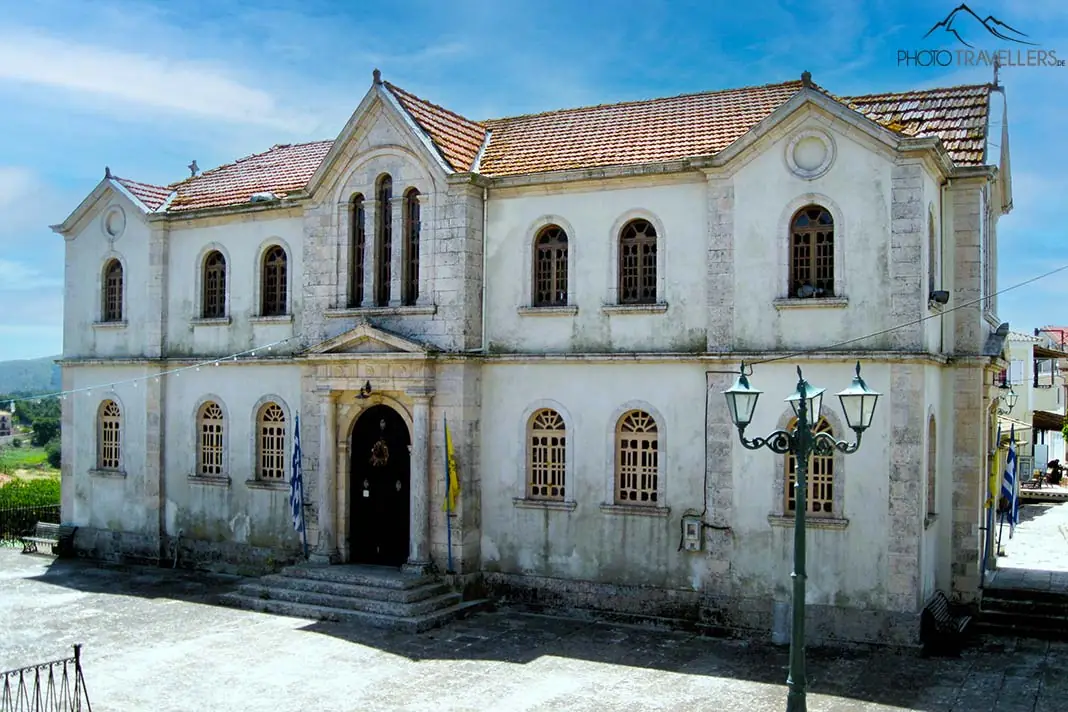 Von der zweistöckigen Fassade der Kirche Agios Nikolaos in Kiliomenos bröckelt der Putz