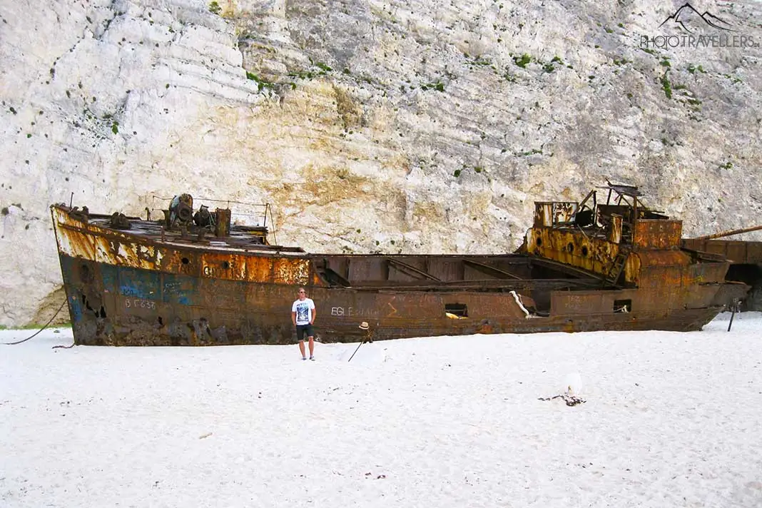 Das verrostete Schiffswrack liegt vor den Kalkfelsen am Navagio Beach