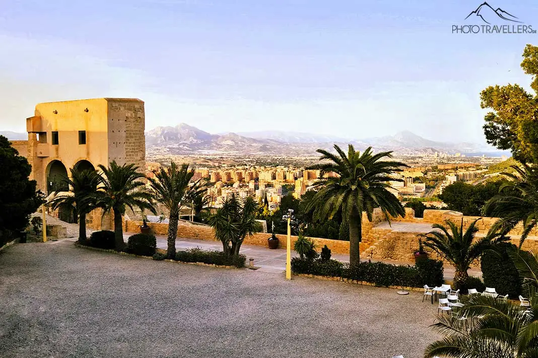 Palmen und ein alter Turm säumen den Innenhof der Burg Santa Barbara
