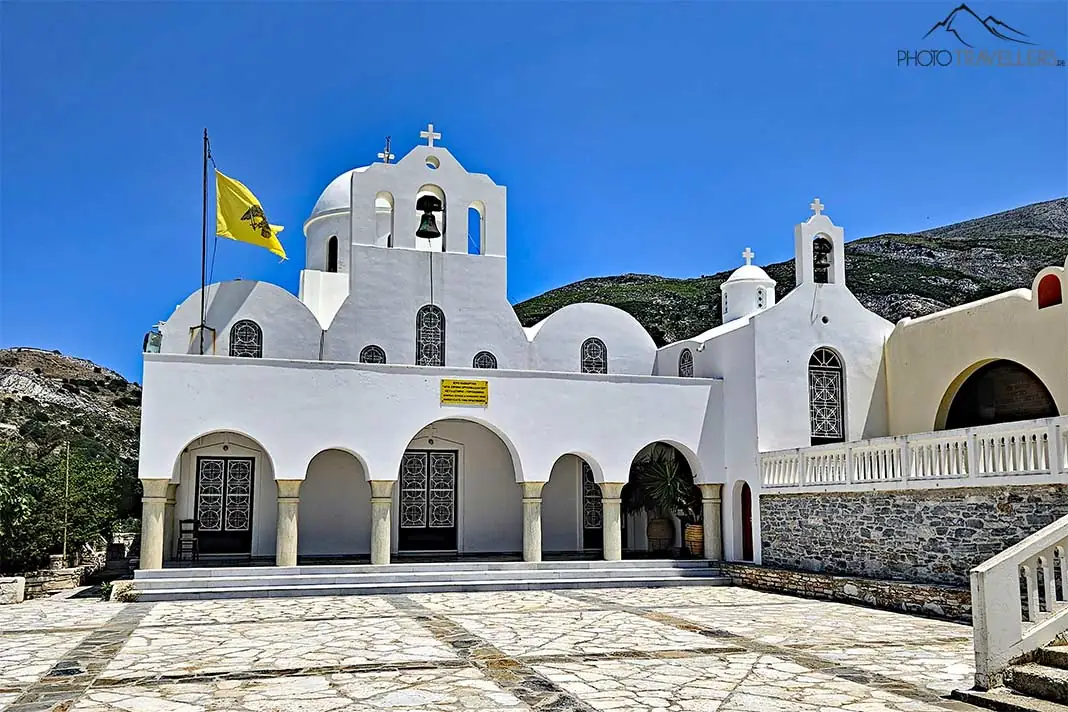 Die weiße Kirche Agia Irini besticht durch historische Bögen und Säulen