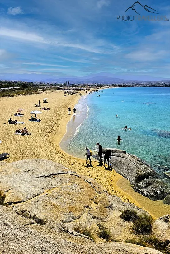 Badegäste genießen am Strand von Agios Prokopios die Sonne