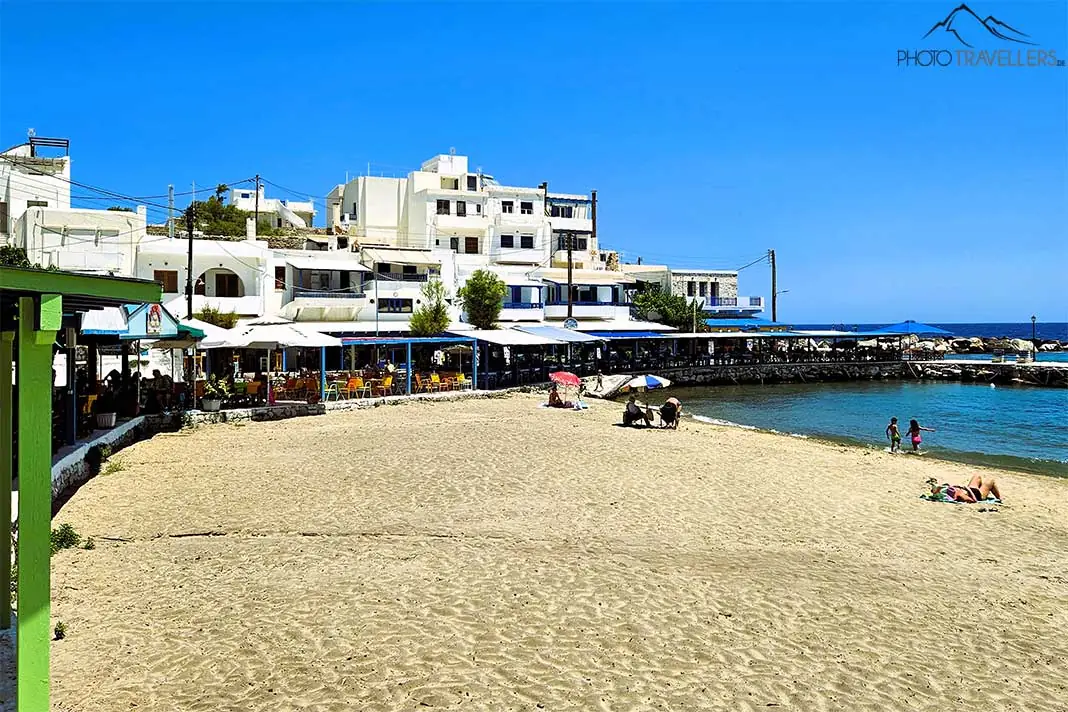Rund um den Apollonas Beach reihen sich Restaurants dicht aneinander
