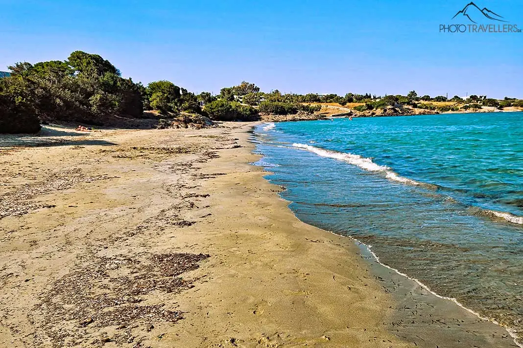 Goldgelber Sand, türkisblaues Wasser und schattenspendende Bäumen findet man am Psili Ammos