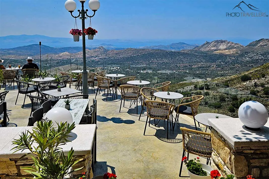 Leere Tische auf dem Freisitz des Restaurants Rotonda mit herrlichem Blick auf das Hinterland