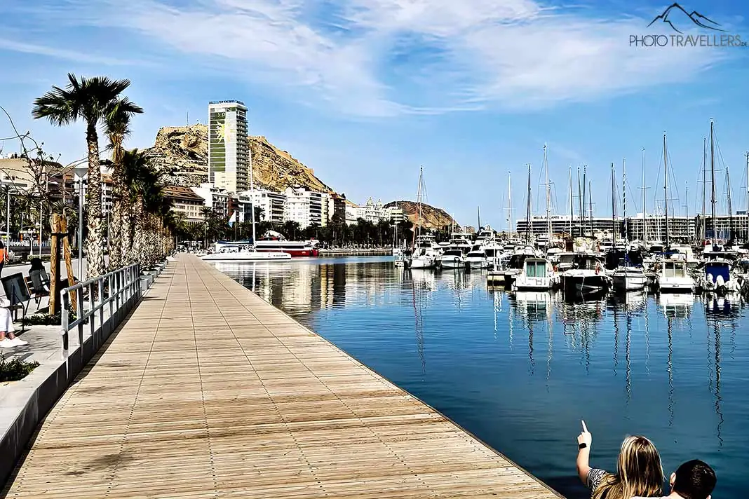 Ein Holzsteg führt entlang des Jachthafens in Alicante