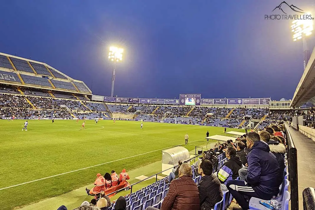 Zuschauer beobachten im großen Stadion von Alicante ein Spiel von Hercules