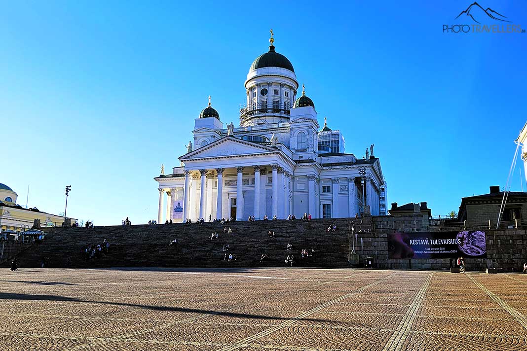 Der weiße Dom mit seiner mächtigen Kuppel erhebt sich über den Senatsplatz von Helsinki