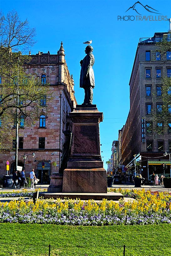 Im Zentrum der Esplanade steht die Statue des finnischen Nationaldichters Johan Ludvig Runeberg