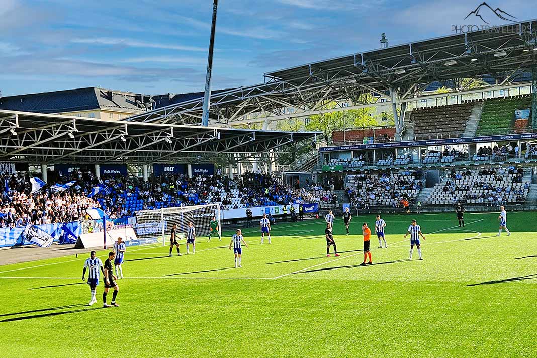 Ein Fußballspiel von HJK Helsinki wird bei sonnigem Wetter in der Bolt-Arena ausgetragen