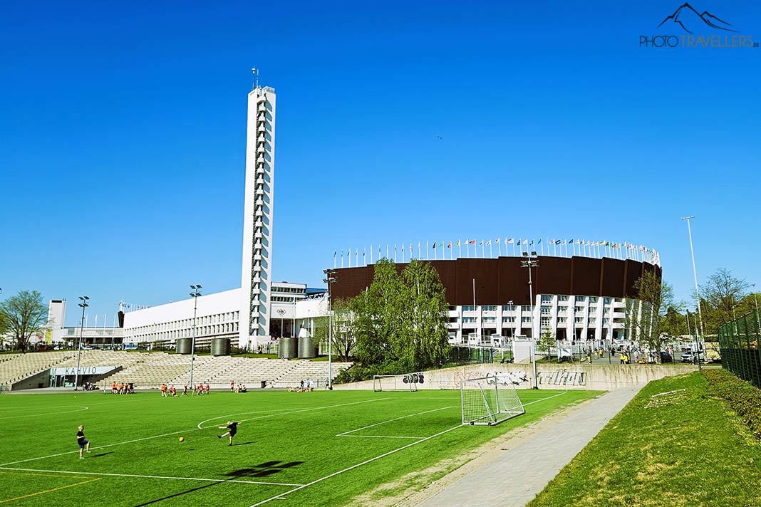 Das generalsanierte Olympiastadion in Helsinki mit Turm ist von Rasenplätzen umgeben