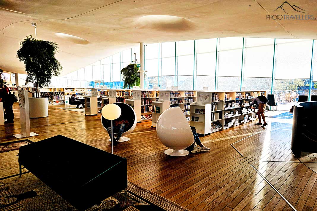 In der Bibliothek Oodi wechseln sich Bücherregal mit futuristischen Leseinseln ab