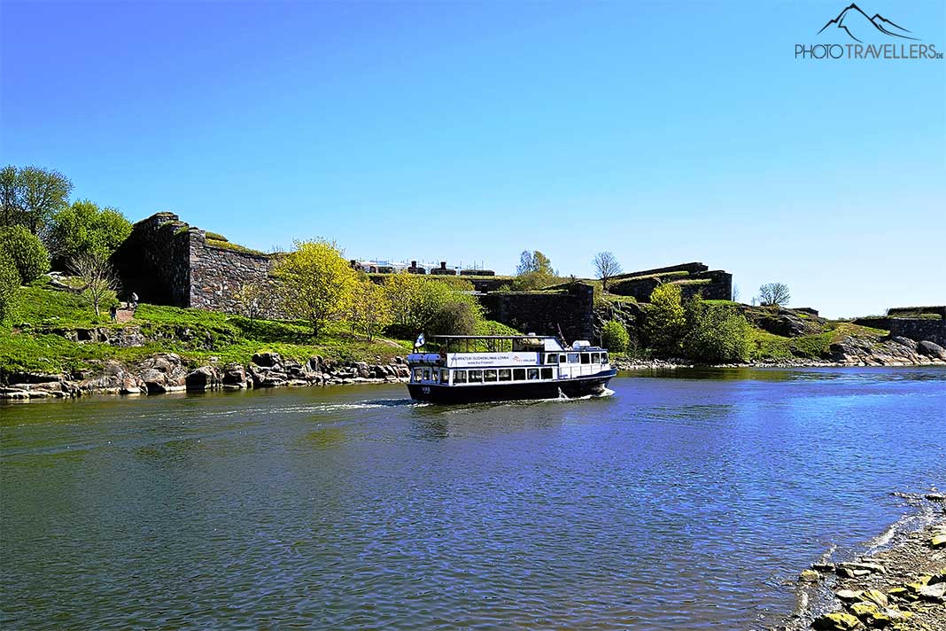 Ein Wasserbus fährt von den alten Festungsanlagen der Insel Suomenlinna