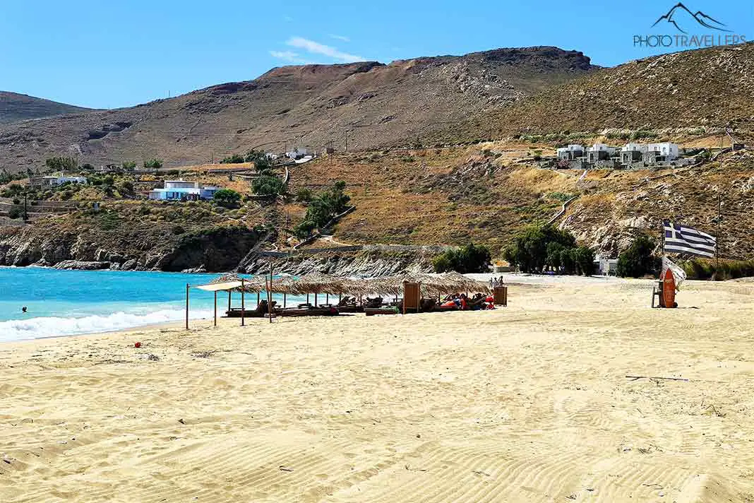 Sonnenliegen und Strohschirme stehen am weitläufigen Sandstrand Ganema auf Serifos