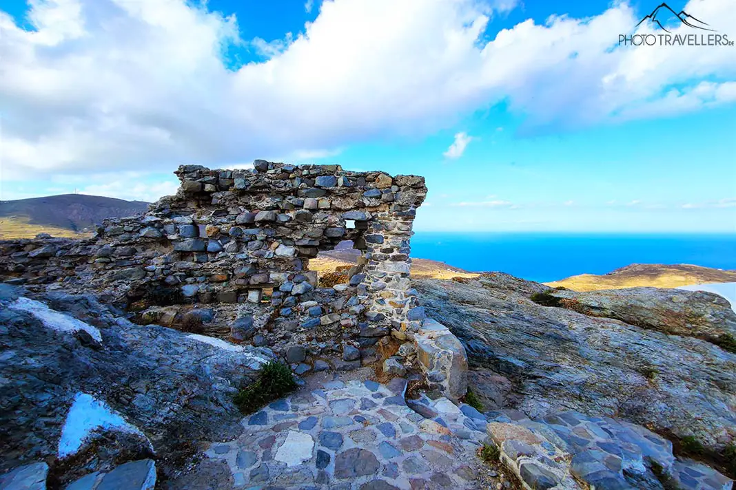 Die steinernen Überreste der ehemaligen Festung stellen den höchsten Burg der Chora auf Serifos dar