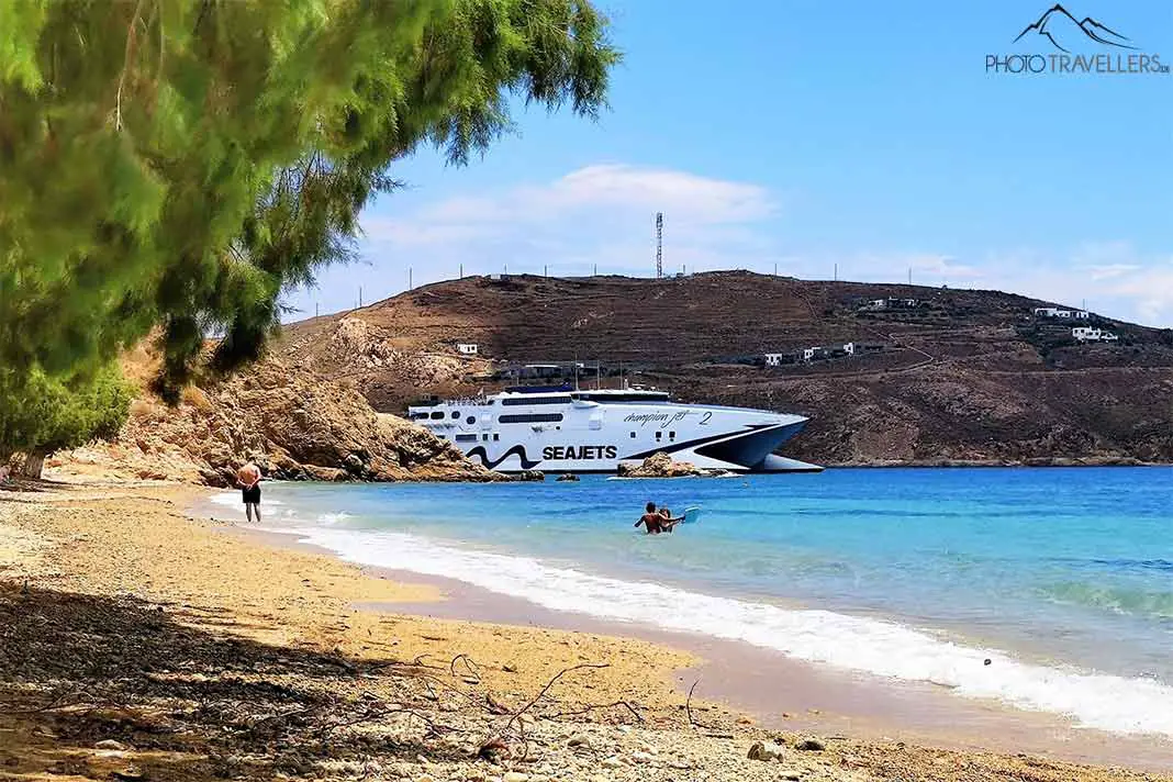 Eine große Hochgeschwindigkeitsfähre läuft im Hafen von Livadi auf Serifos ein