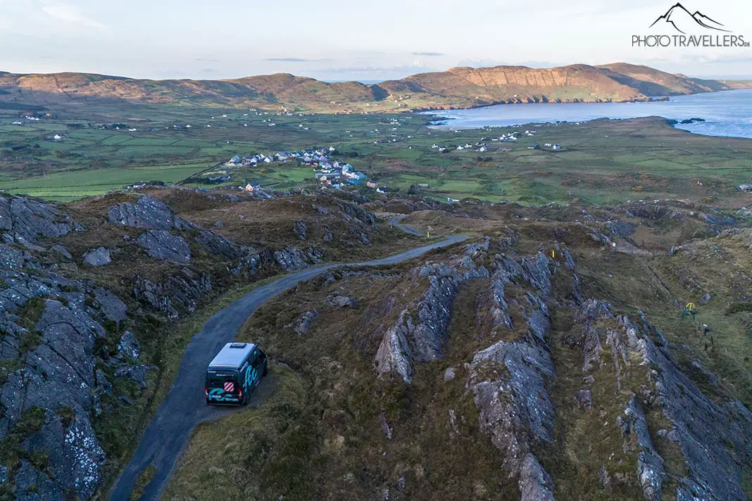 Unser roadsurfer Campervan auf einer schmalen Bergstraße in Irland