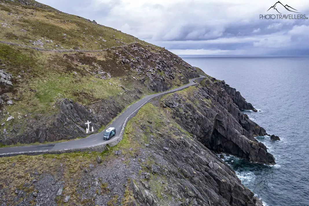 Unser roadsurfer Campervan auf einer engen Küstenstraße in Irland