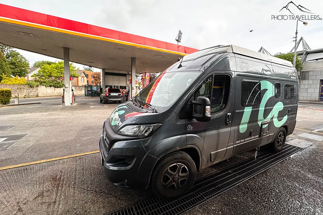 Unser roadsurfer Camper lässt an einer Tankstelle Grauwasser ab