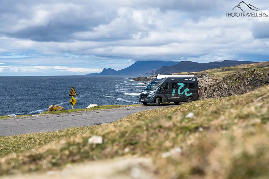 Ein roadsurfer Campervan an der Küste von Irland